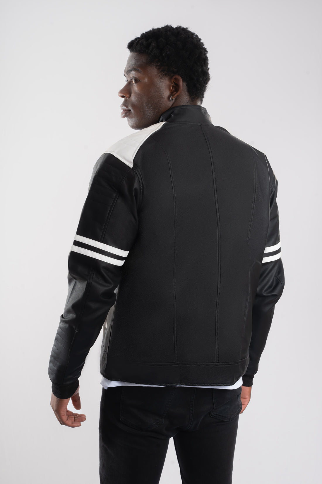 Beisbolera-negra-blanca-espalda