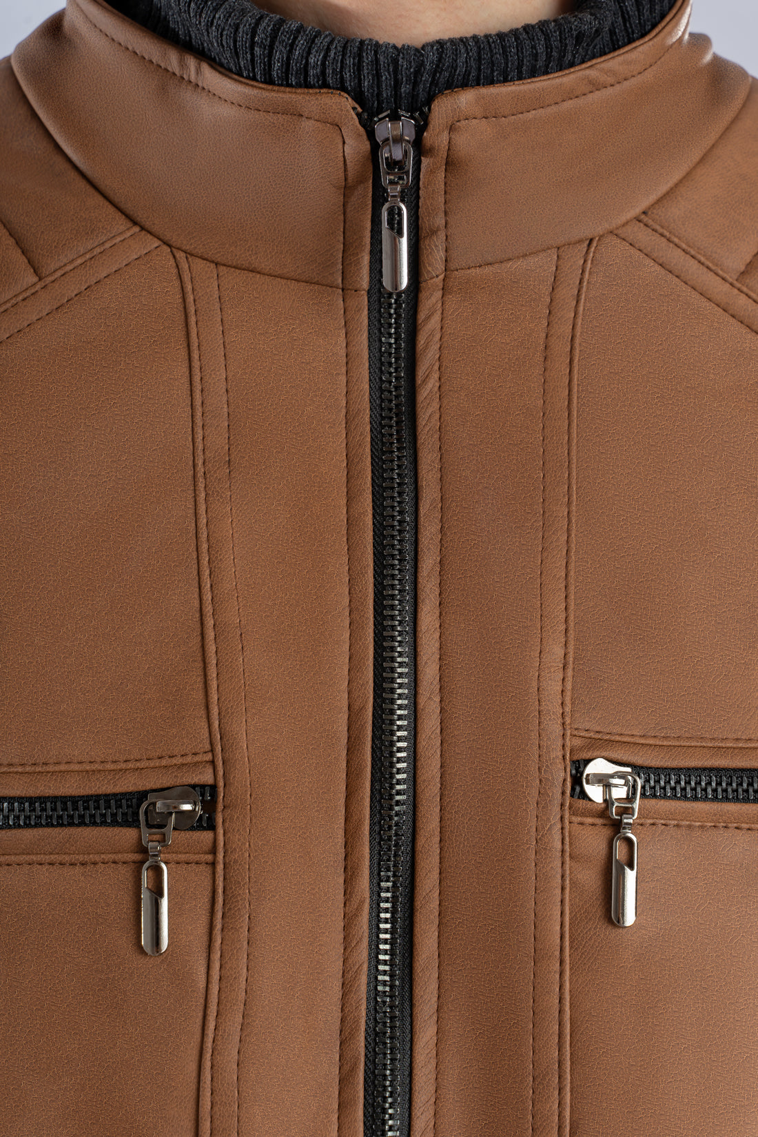 Chaqueta-Cuerotex-Audi-cafe-claro-detalle-2