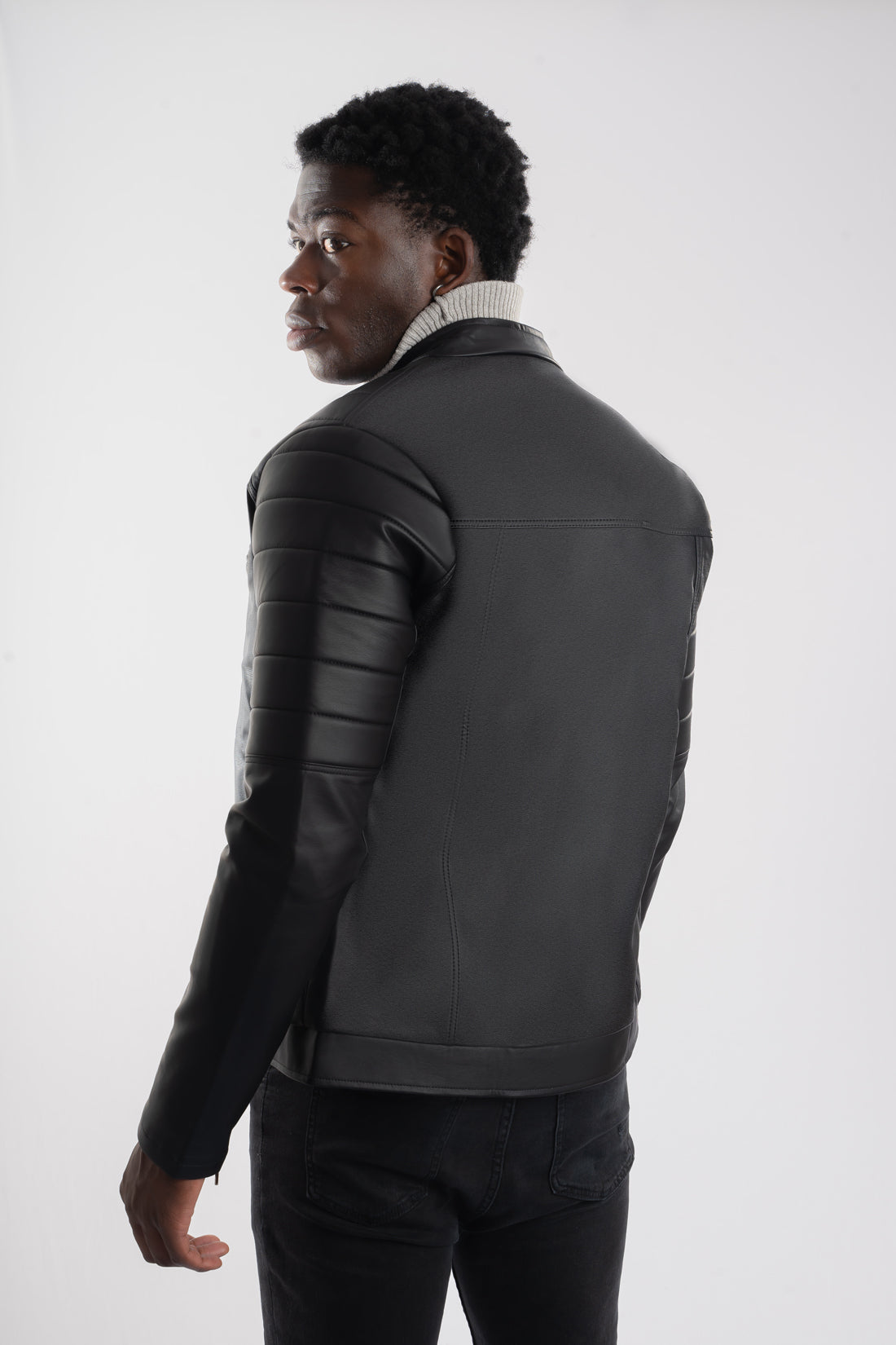 Chaqueta-Cuerotex-Audi-negra-espalda