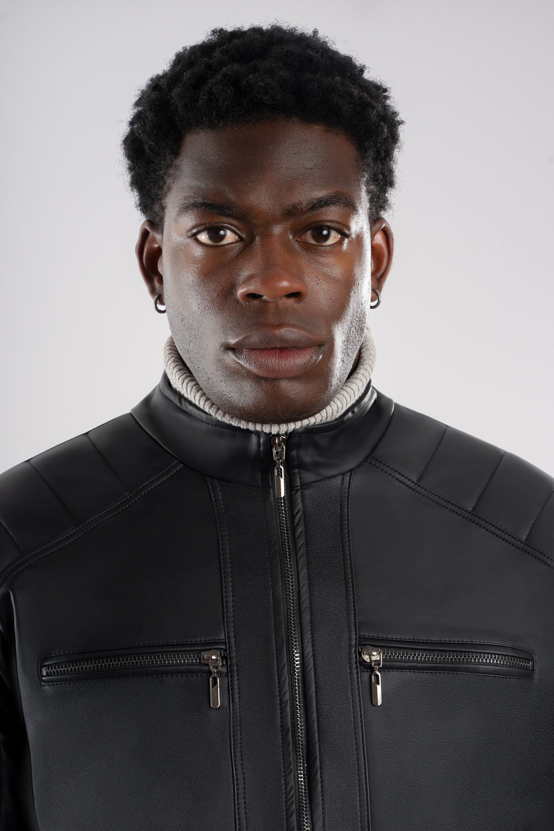 Chaqueta-Cuerotex-Audi-negra-detalles-1