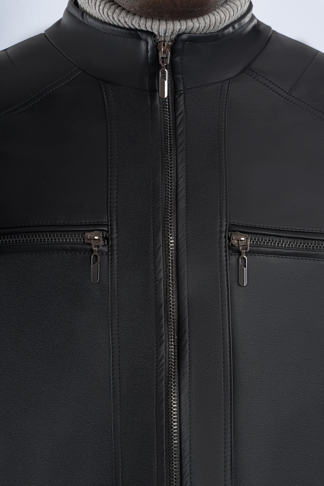 Chaqueta-Cuerotex-Audi-negra-detalles-2