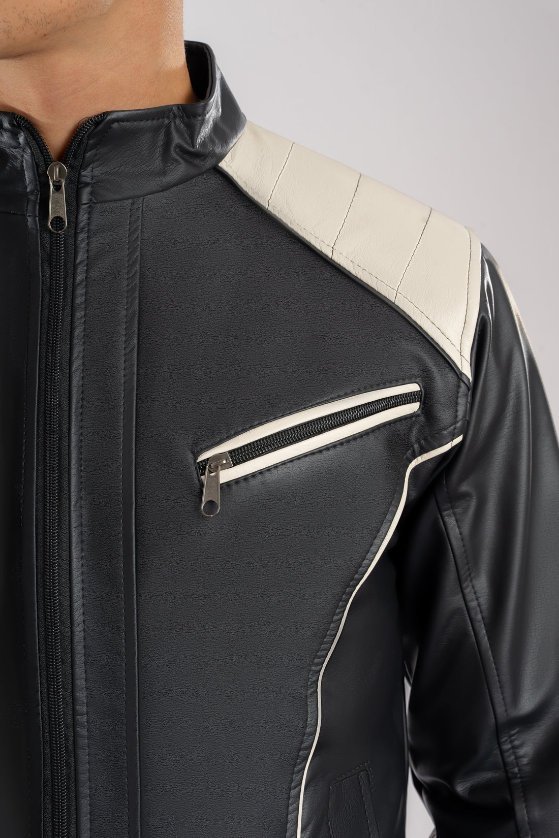 Chaqueta cuerotex negra con detalles beige de hombre vista hombro.