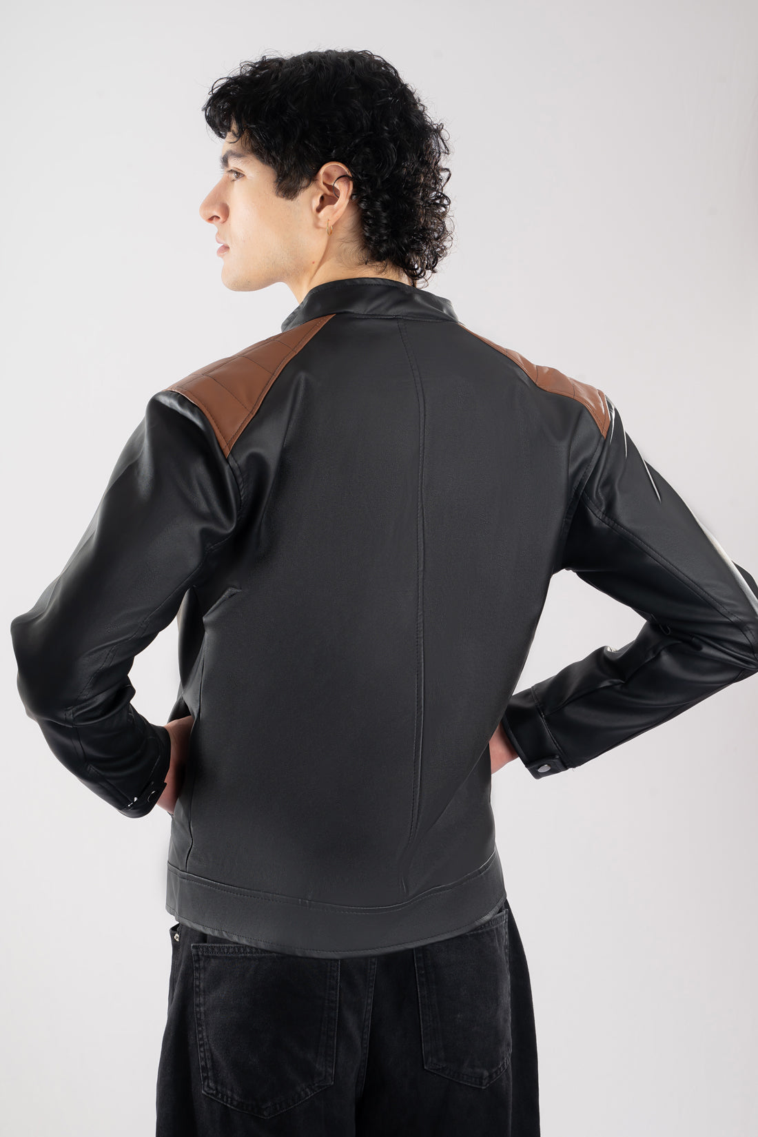 Chaqueta cuerotex negra con detalles cafes de hombre vista espalda.