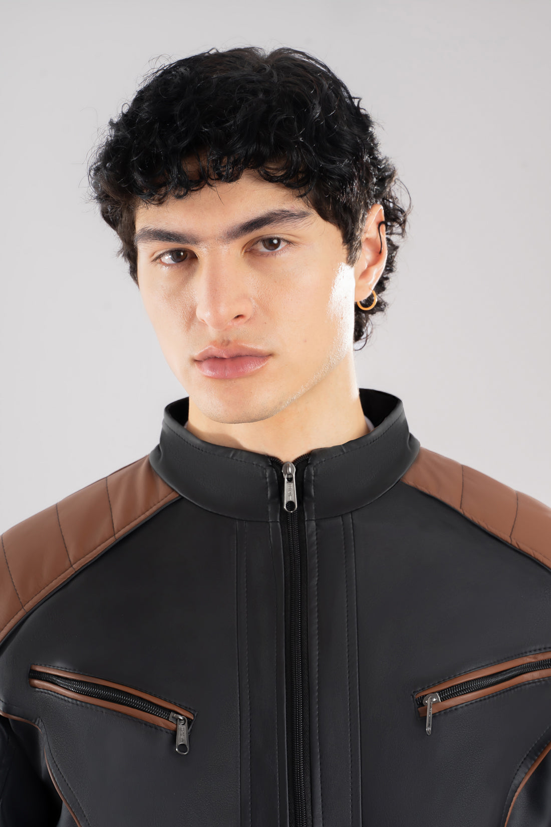 Chaqueta cuerotex negra con detalles cafes de hombre vista pecho.