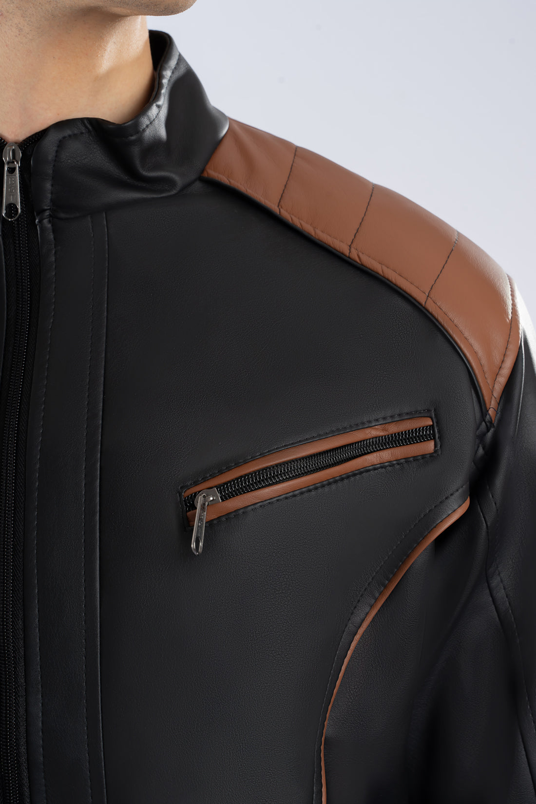 Chaqueta cuerotex negra con detalles cafes de hombre vista hombro.