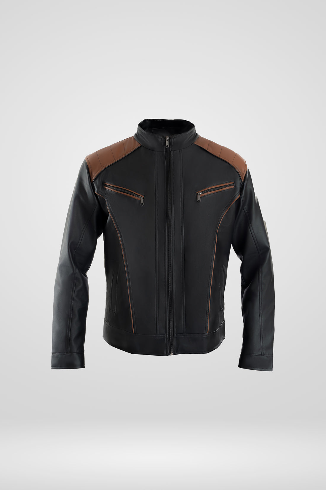 Chaqueta cuerotex negra con detalles cafes de hombre vista espalda sola.