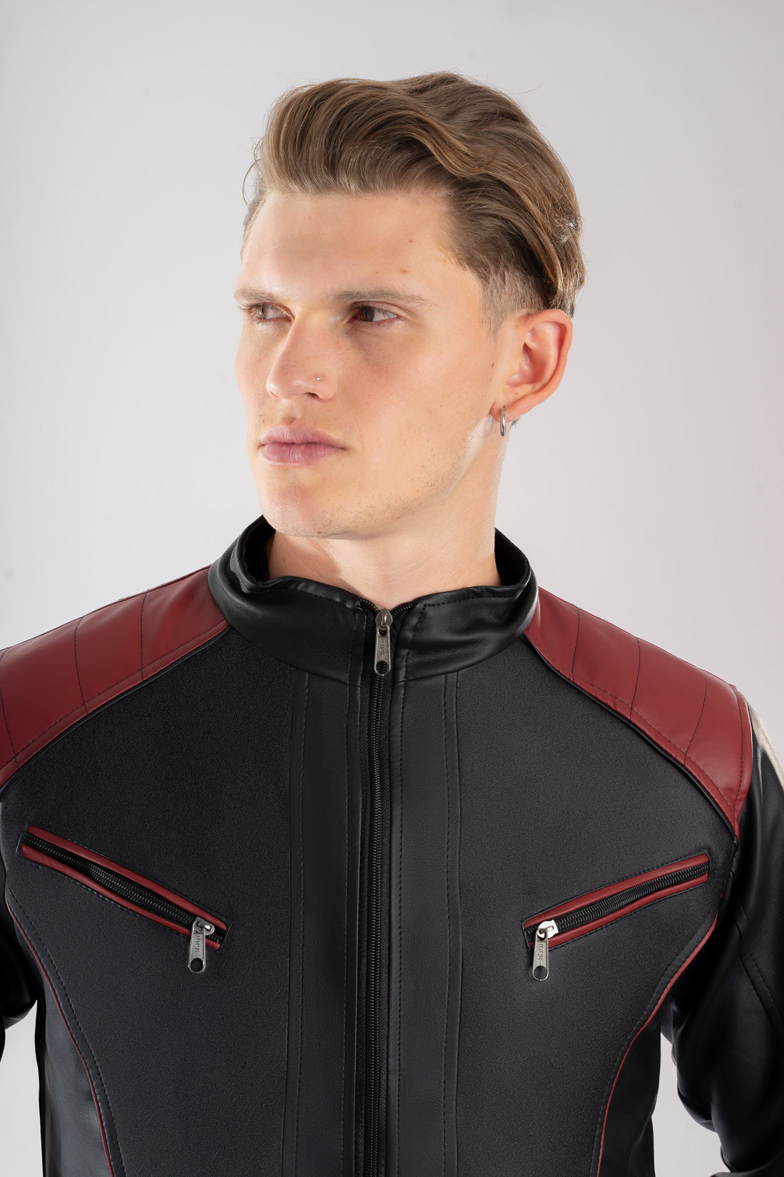 Chaqueta cuerotex negra con detalles rojos de hombre vista pecho.