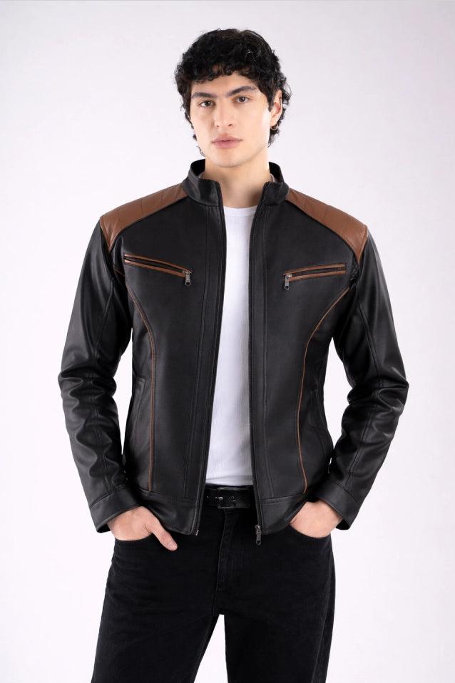 Chaqueta cuerotex negra con detalles cafes de hombre vista frontal.