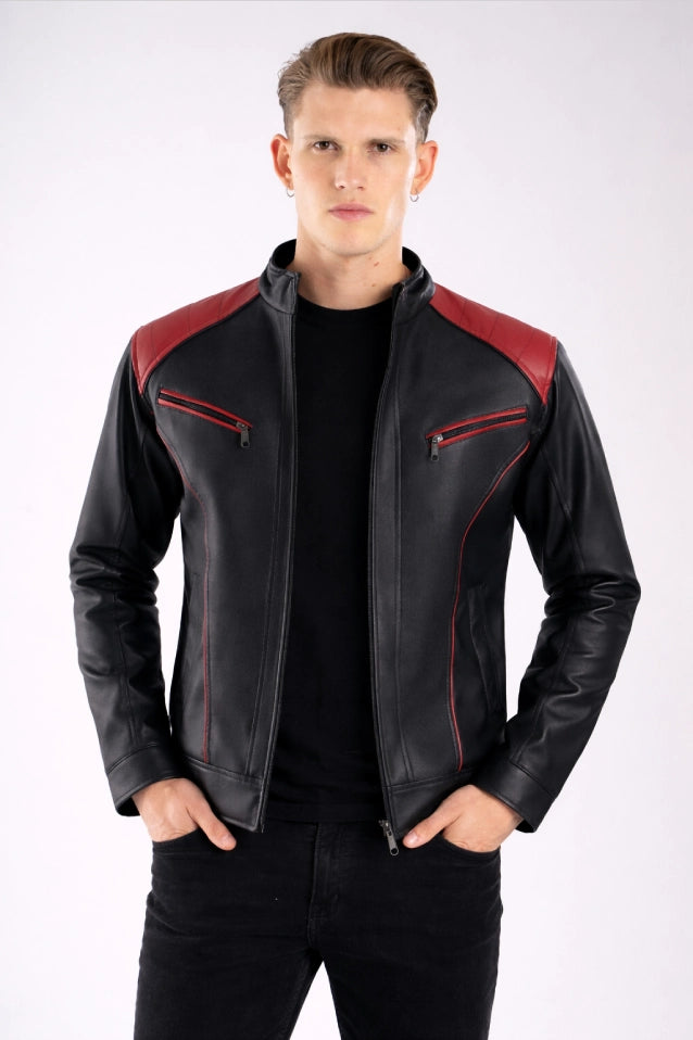 Chaqueta cuerotex negra con detalles rojos de hombre vista frontal.