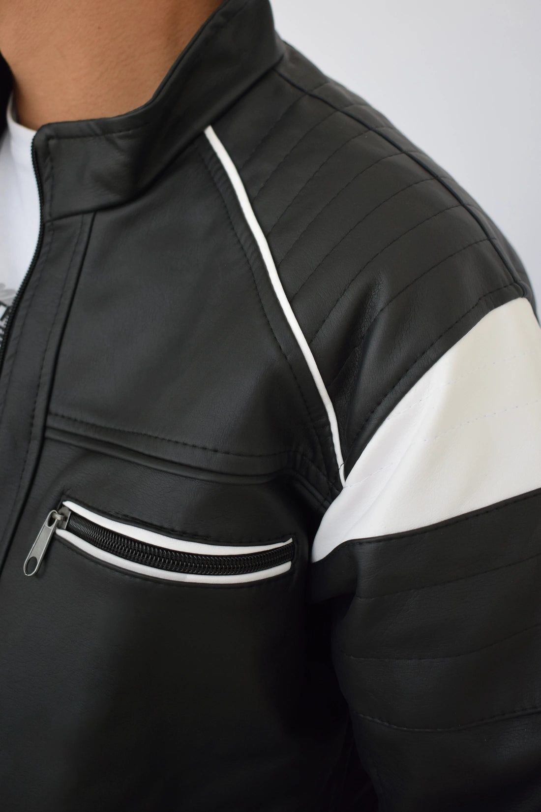 Chaqueta-cuerotex-w20-negra-blanca-detalle1