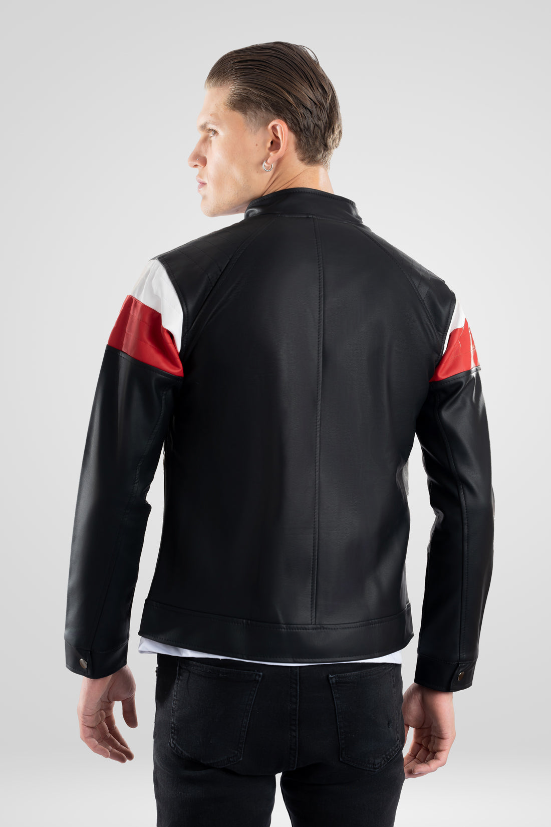 Chaqueta clasica de piel tipo cuero en color negra con rojo vista de espalda