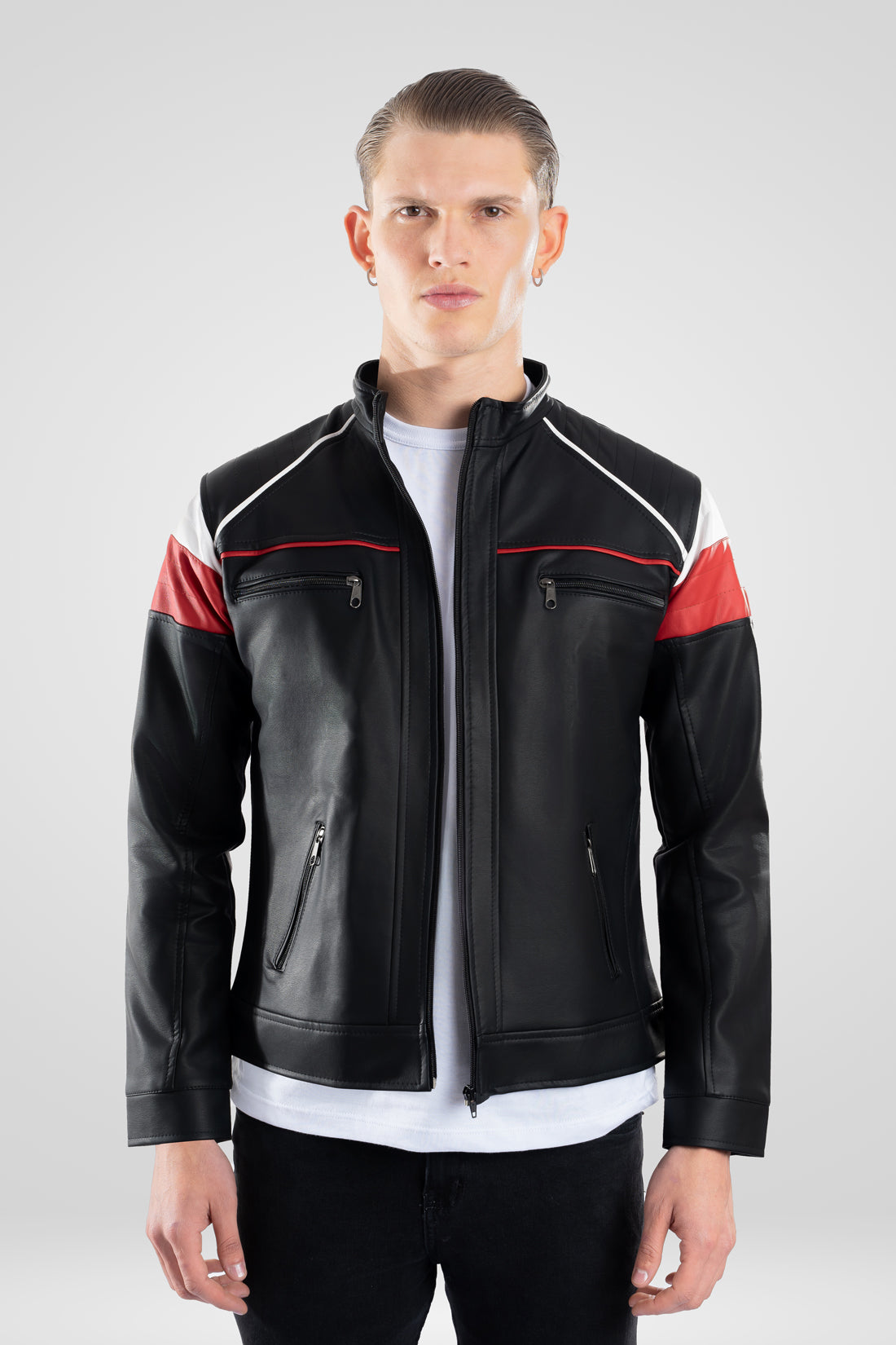 Chaqueta clasica de piel tipo cuero en color negra con rojo vista de frente