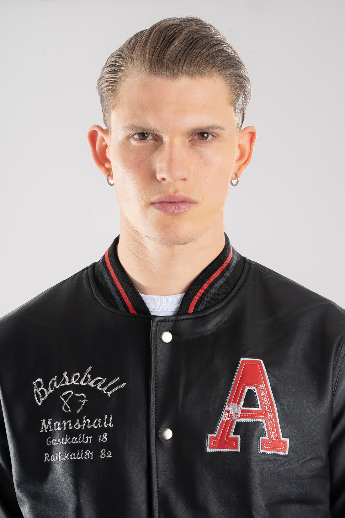 Chaqueta de piel tipo cuero estilo beisbolera  vista de cerca