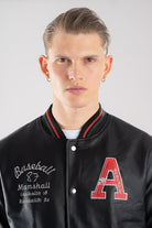 Chaqueta de piel tipo cuero estilo beisbolera  vista de cerca