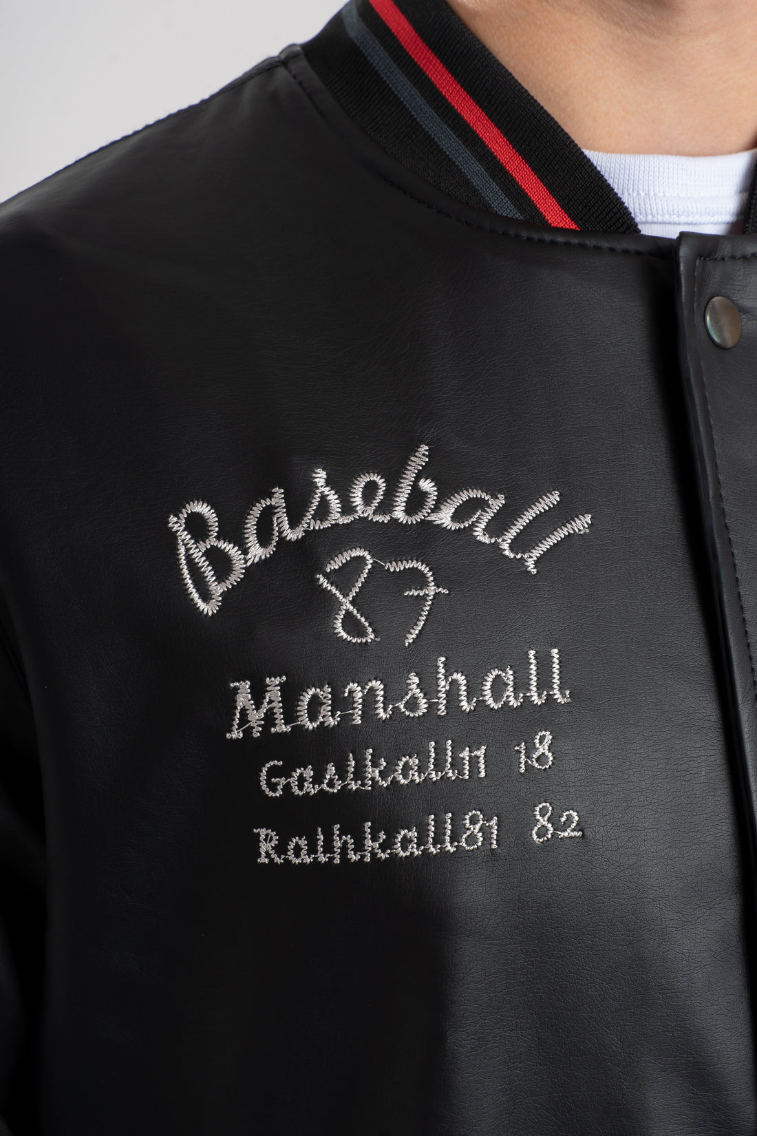 Chaqueta de piel tipo cuero estilo beisbolera vista a detalle