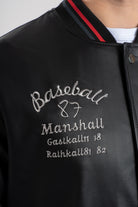 Chaqueta de piel tipo cuero estilo beisbolera vista a detalle