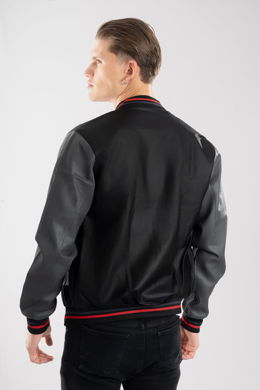 Chaqueta de piel tipo cuero estilo beisbolera con vista de espalda