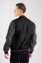 Chaqueta de piel tipo cuero estilo beisbolera con vista de espalda
