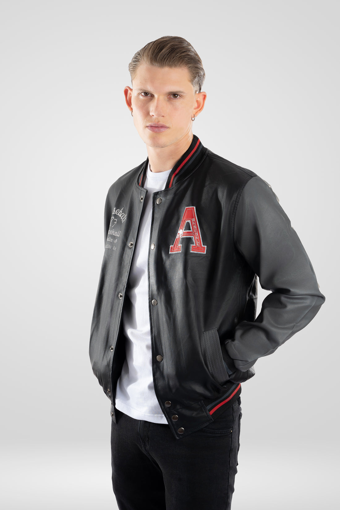 Chaqueta de piel tipo cuero estilo beisbolera con vista de frente