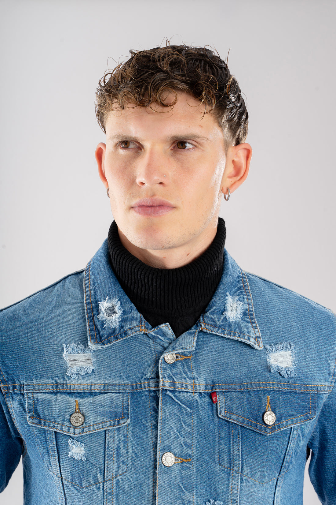 Chaqueta de jean con desgastes azul medio vista de cerca