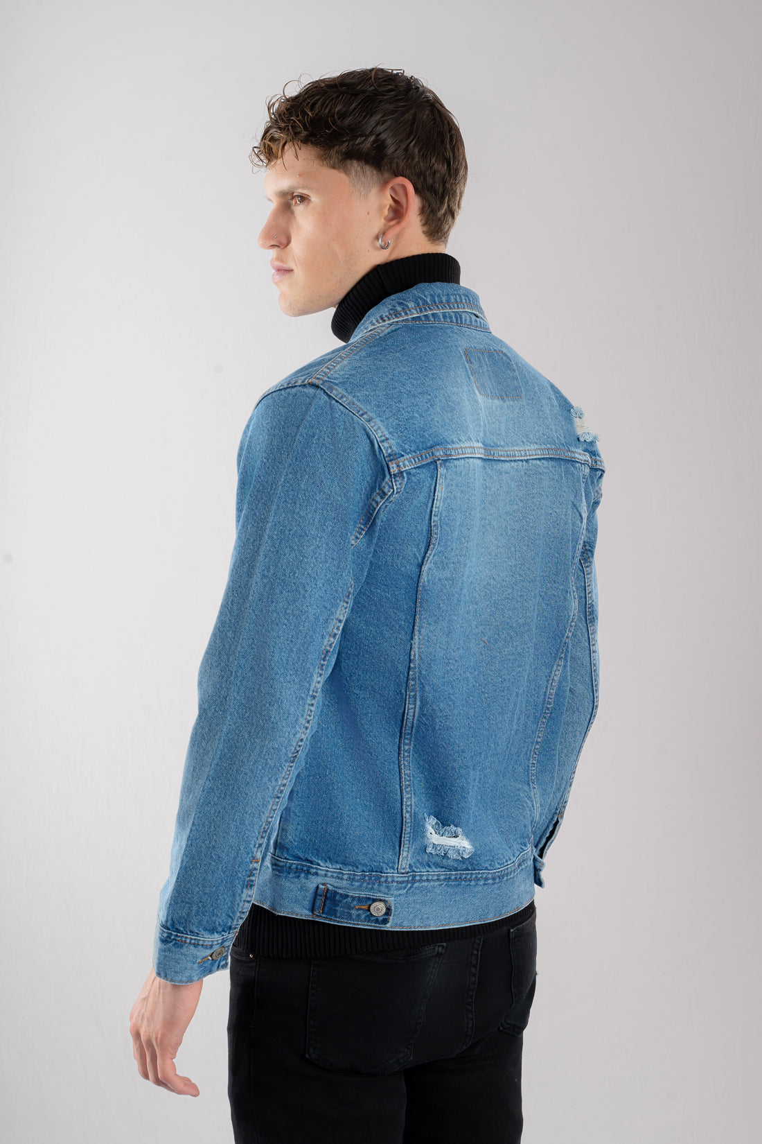Chaqueta de jean con desgastes azul medio vista de espalda