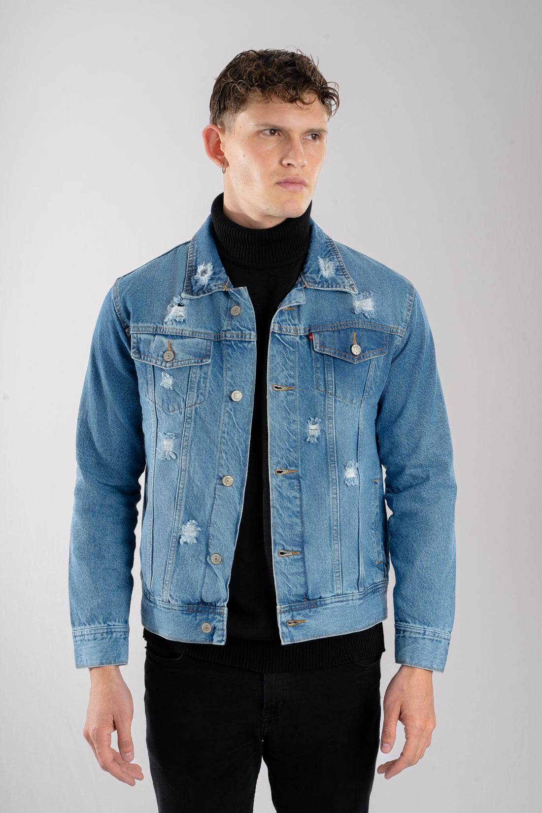 Chaqueta de jean con desgastes azul medio vista de frente