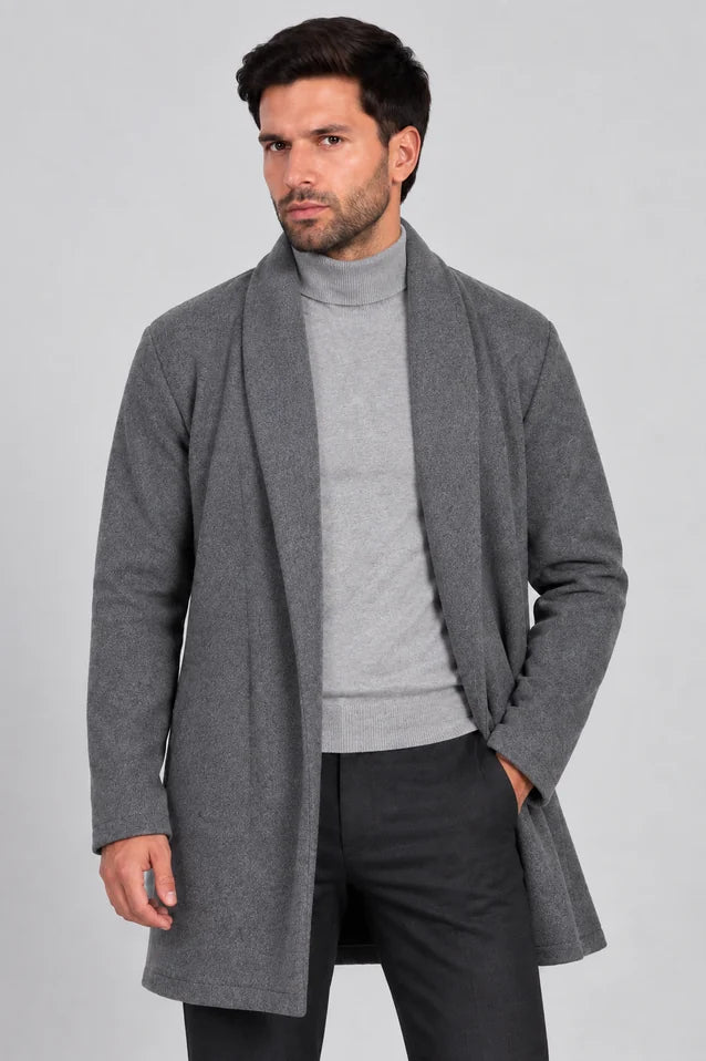 Hombre con un look sofisticado usando el Gabán Raba gris vista forntal, abrigo abierto de solapa ancha en paño cachemir.
