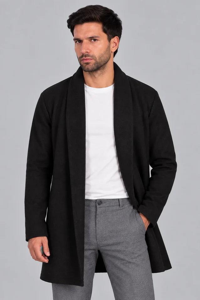Hombre con un look sofisticado usando el Gabán Raba negro vista forntal, abrigo abierto de solapa ancha en paño cachemir.