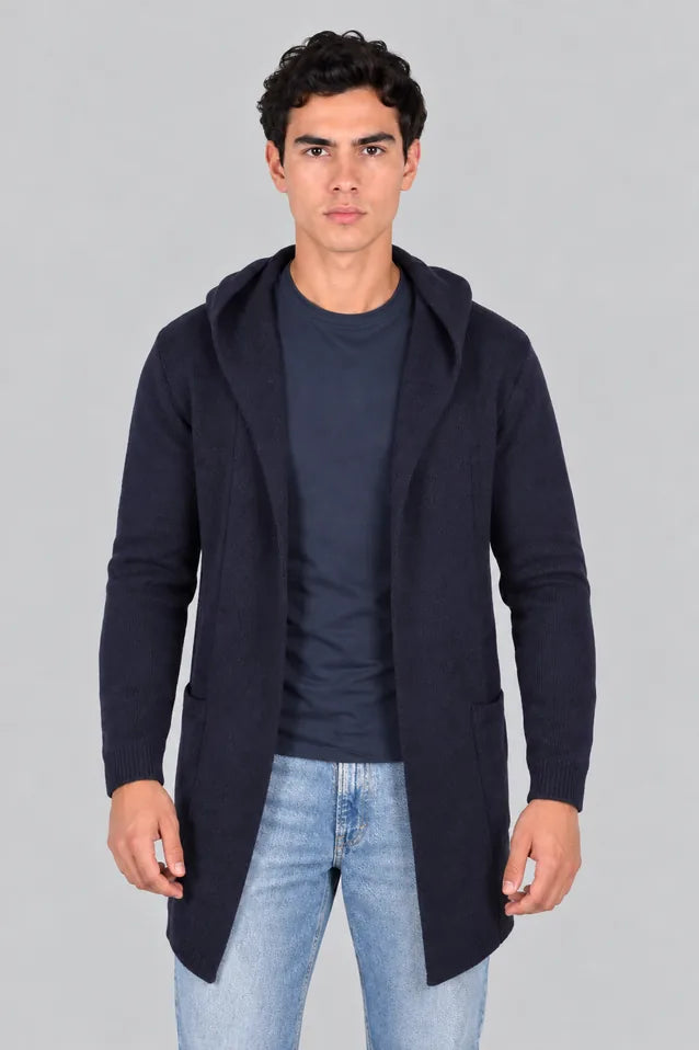 Hombre con un gabán moderno modelo Urban en color azul, mostrando un look elegante y funcional en fibra Miratex.