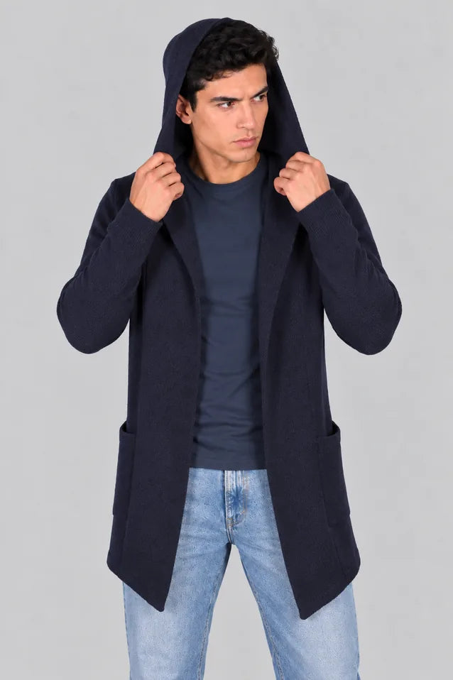 Hombre con un gabán moderno con capota modelo Urban en azul oscuro, mostrando un look elegante, deportivo y funcional