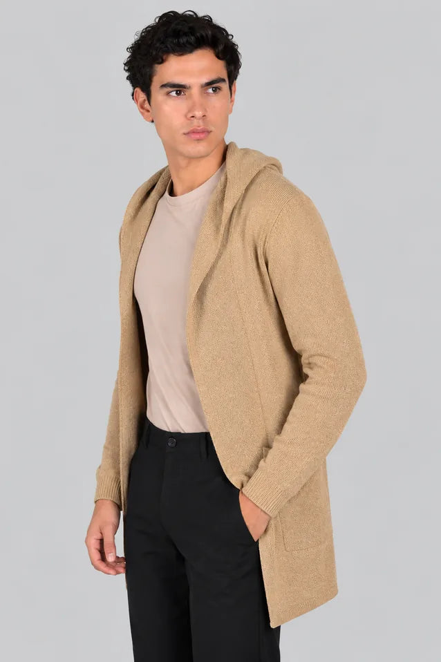 Hombre con un gabán moderno con capota modelo Urban en color camel en vista lateral, mostrando un look elegante, deportivo y funcional