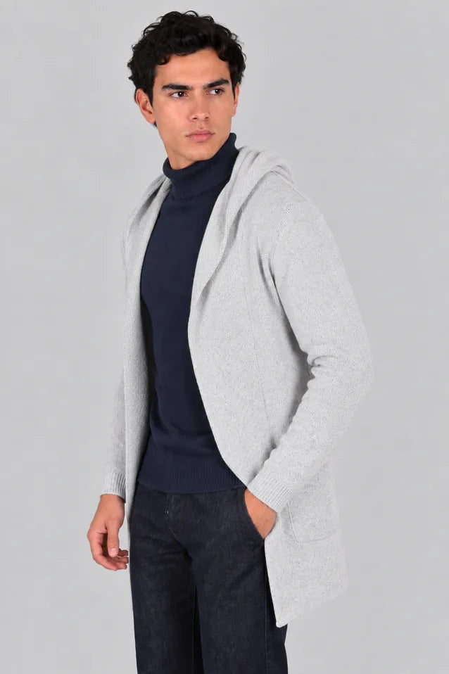Hombre con un gabán moderno con capota modelo Urban en color gris claro en vista lateral, mostrando un look elegante, deportivo y funcional