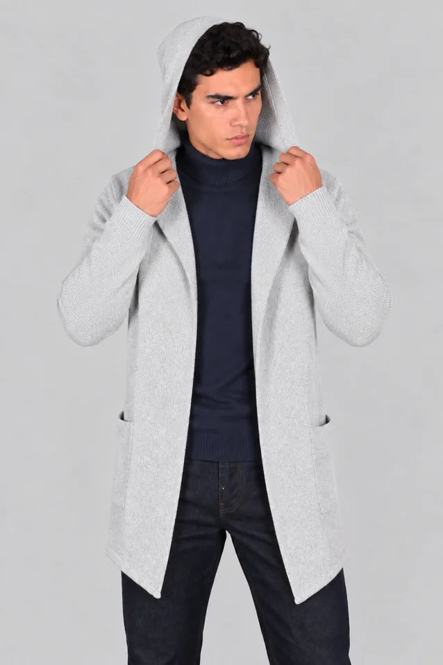 Hombre con un gabán moderno con capota modelo Urban en color gris claro, mostrando un look elegante, deportivo y funcional