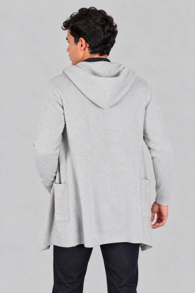 Hombre vistiendo un gabán moderno modelo Urban en color gris claro, confeccionado en fibra tecnológica Miratex, con capota vista por la espalda
