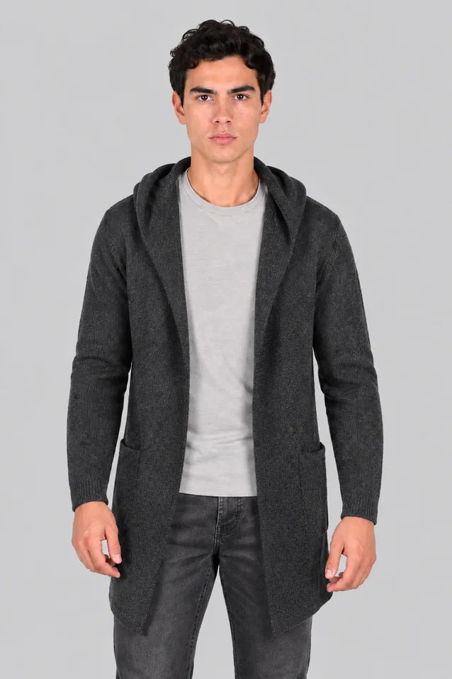 Hombre con un gabán moderno modelo Urban en color gris oscuro, mostrando un look elegante y funcional en fibra Miratex.