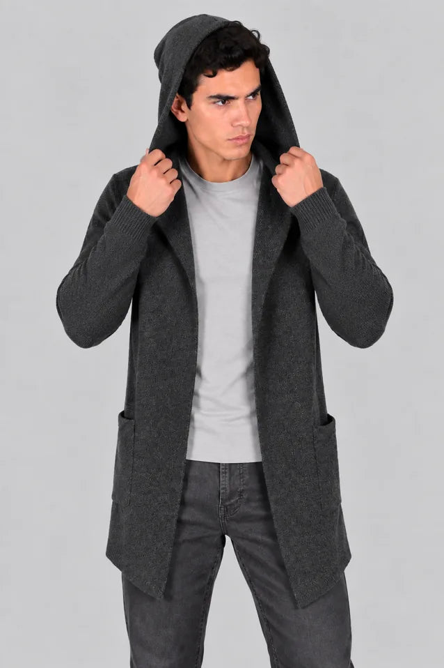 Hombre con un gabán moderno con capota modelo Urban en color gris oscuro, mostrando un look elegante, deportivo y funcional