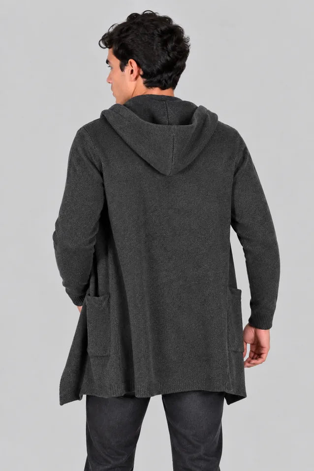 Hombre vistiendo un gabán moderno modelo Urban en color gris oscuro, confeccionado en fibra tecnológica Miratex, con capota vista por la espalda