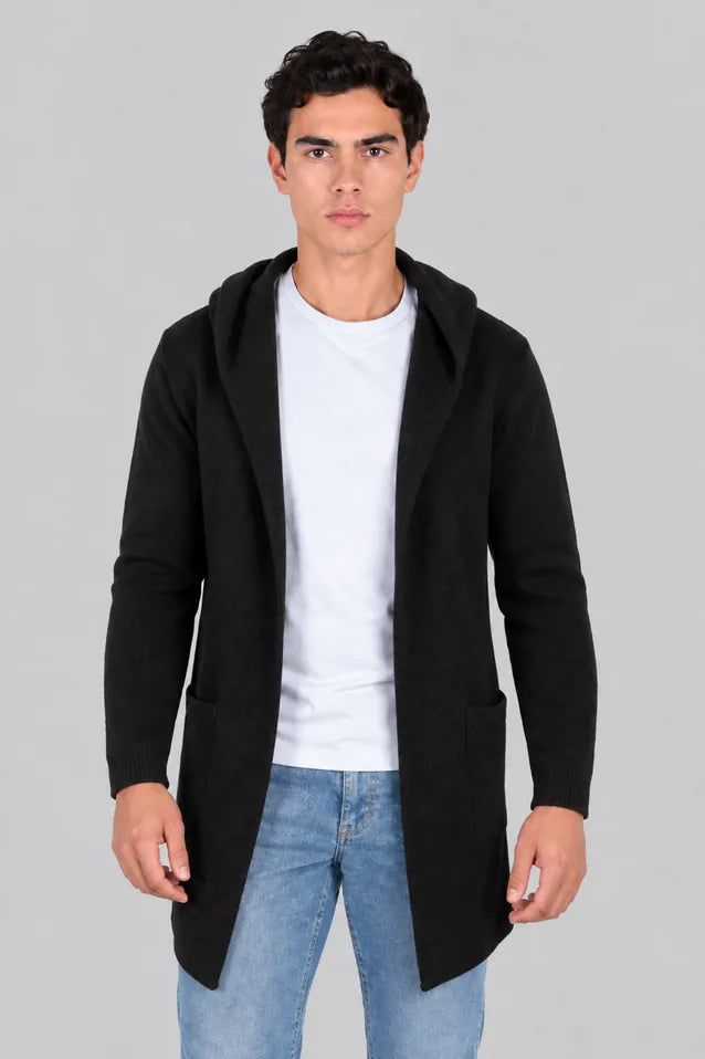 Hombre con un gabán moderno modelo Urban en color negro, mostrando un look elegante y funcional en fibra Miratex.