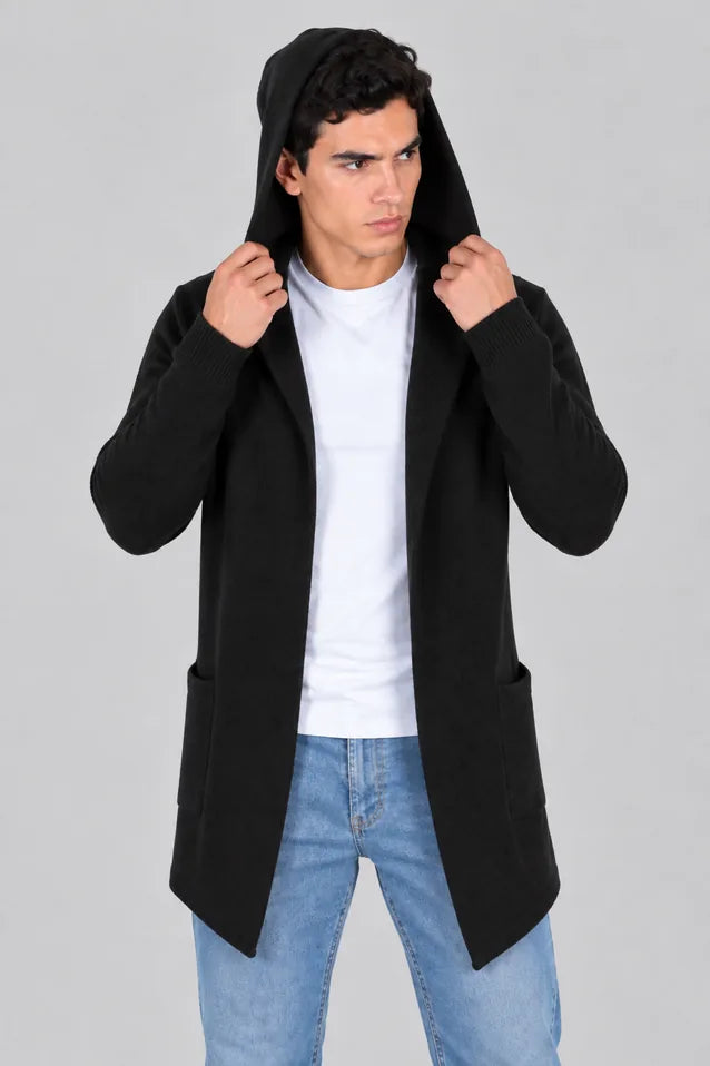 Hombre con un gabán moderno con capota modelo Urban en color negro, mostrando un look elegante, deportivo y funcional