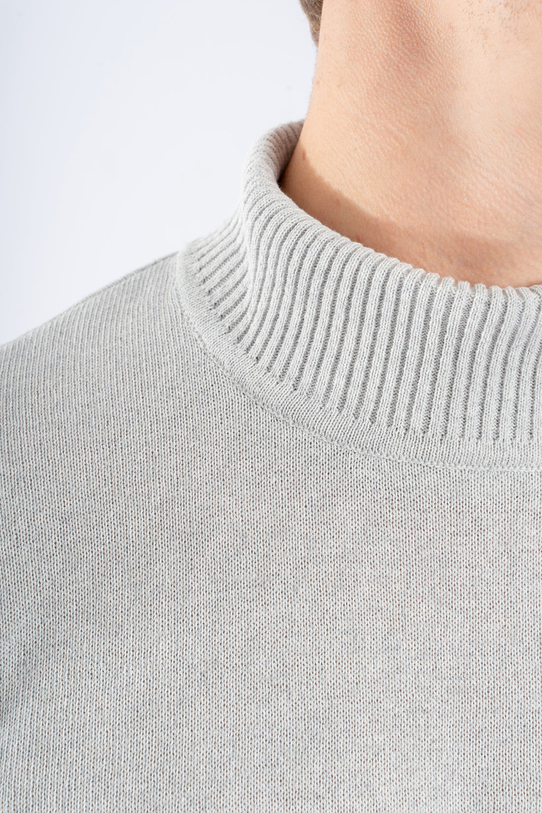 Saco en hilo color gris claro cuello tortuga vista del cuello