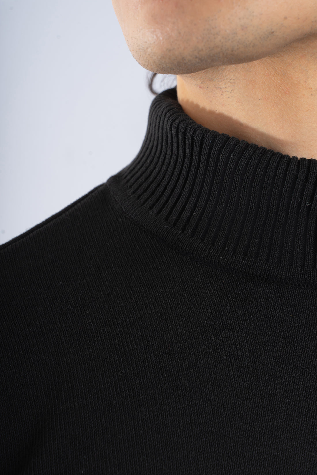 Saco en hilo negro con cuello de tortuga vista a detalle del cuello