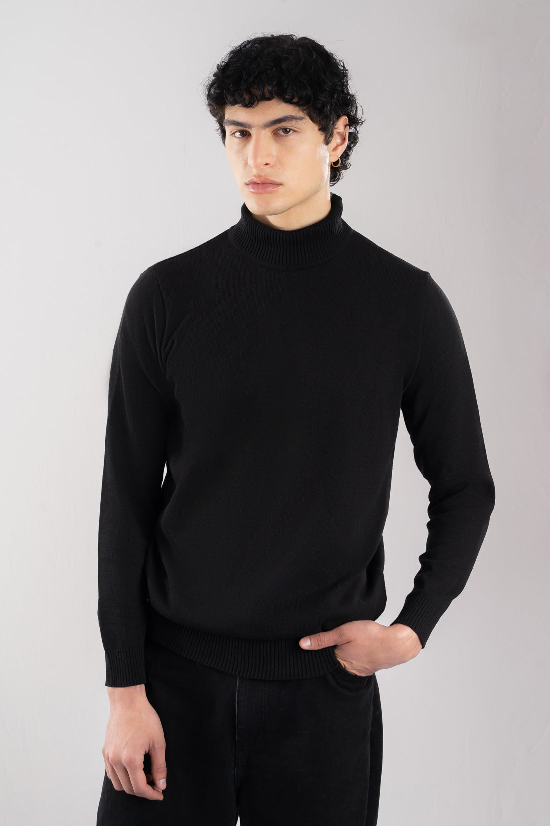 Saco en hilo negro con cuello de tortuga vista por el frente