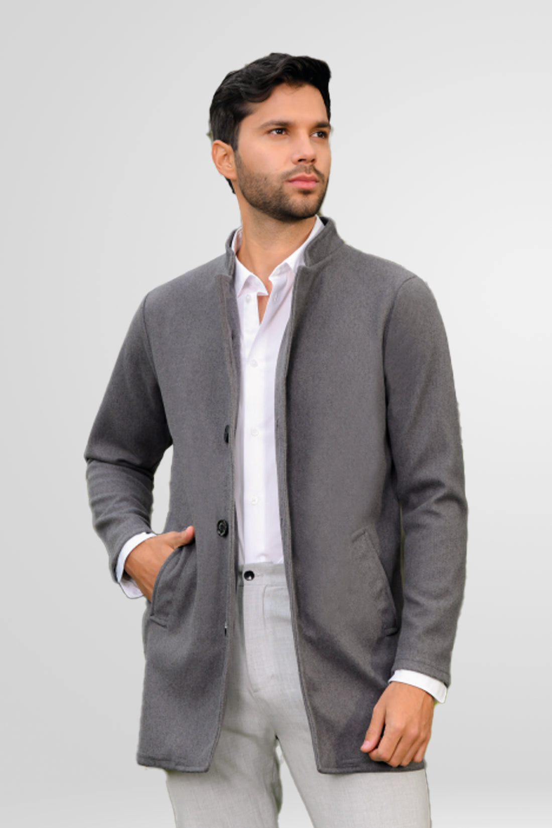 Hombre vistiendo el gabán clásico para hombre en paño licrado color gris oscuro, corte estructurado.