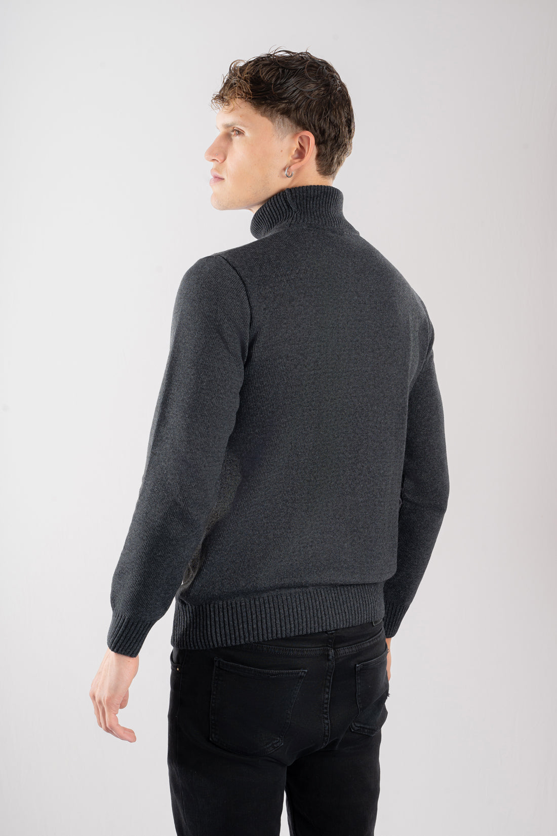 Liscio cuello tortuga gris oscuro espalda