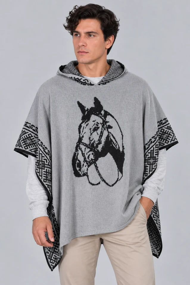 Ruana para hombre modelo Kana en color gris y vista frontal, destacando el tejido artesanal y estilo contemporáneo.