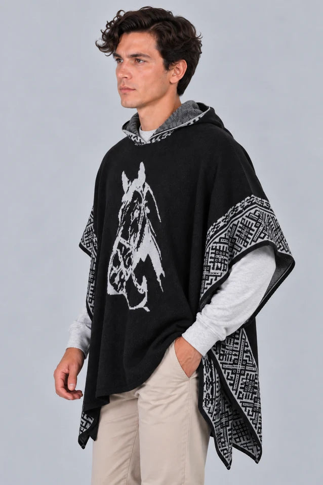 Ruana para hombre modelo Kana en color negro y vista lateral, destacando el tejido artesanal y estilo contemporáneo.