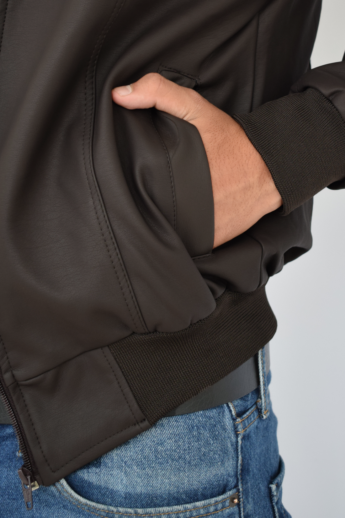 chaqueta akt-cafe-capota-detalle 1