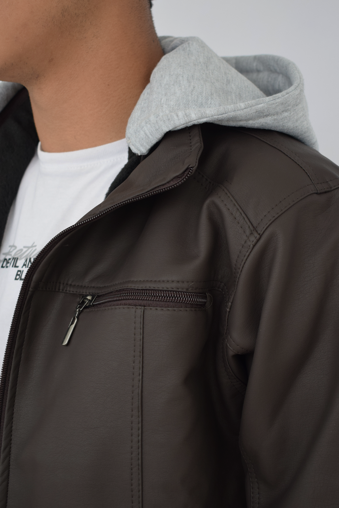 chaqueta akt-cafe-capota-detalles