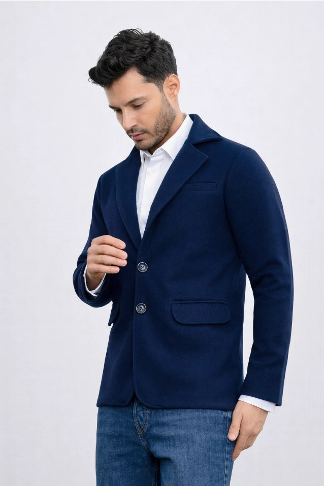Blazer casual de dos botones para hombre modelo Amazon en color azul oscuro, con corte moderno, deportivo y ajuste cómodo. Ideal para un look de oficina relajado. Compra con Pago Contra Entrega y crédito ADDI en lsjsas.com.