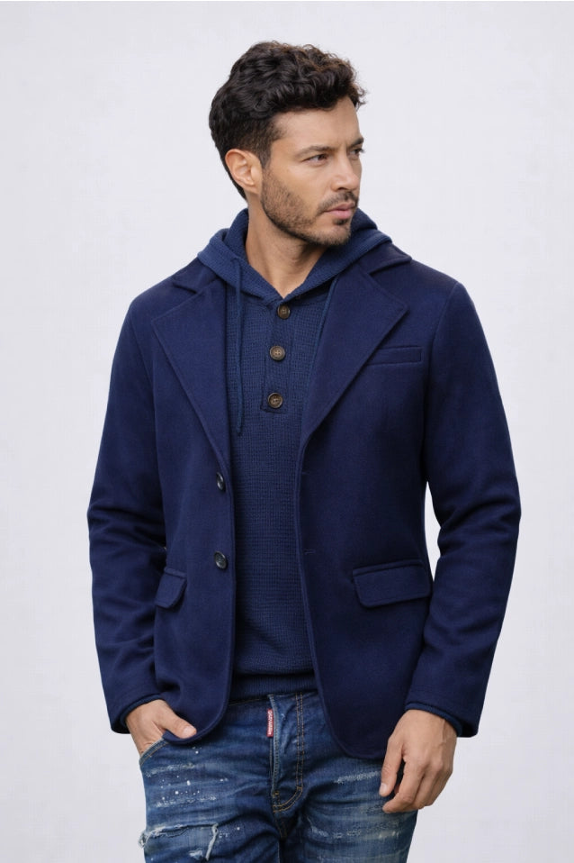 Blazer casual para hombre modelo Amazon en color azul oscuro, con corte moderno, deportivo y ajuste cómodo. Ideal para un look de oficina relajado. Compra con Pago Contra Entrega y crédito ADDI en lsjsas.com.
